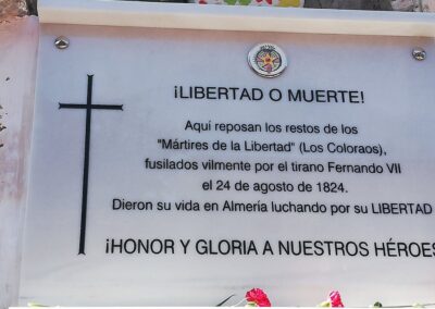 Lápida cementerio restos de los Coloraos